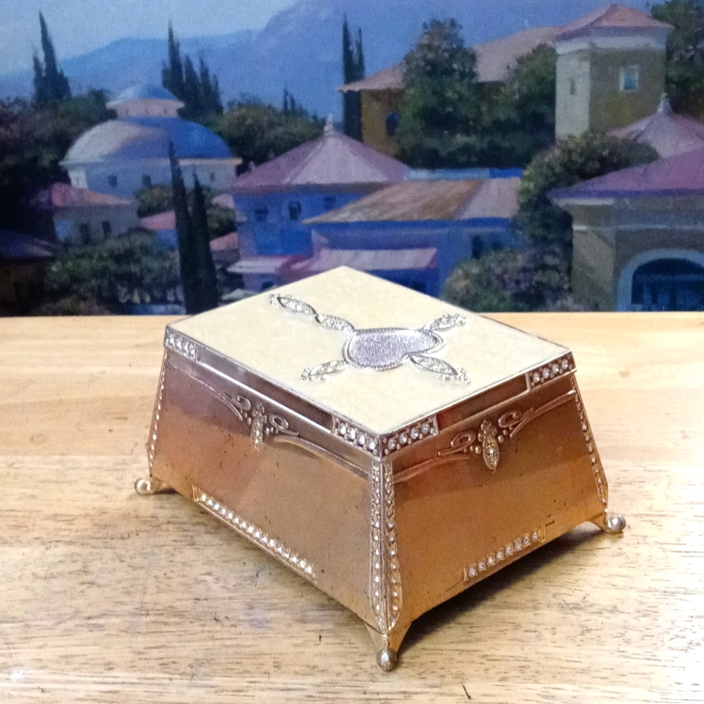 Treasure Chest Trinket Box Silvertone Swarovski Crystal Stones Adorned.🕌